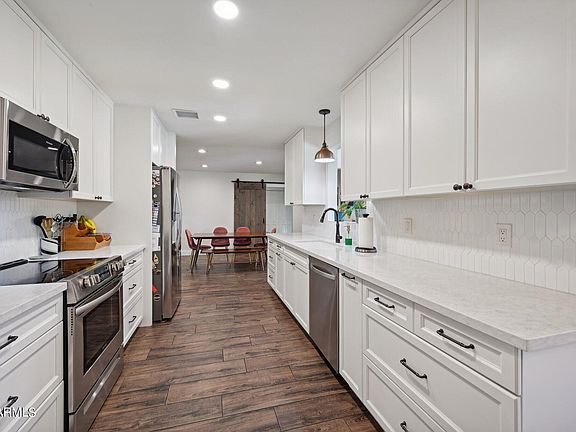 4th image of 1118 E MANHATTON Drive