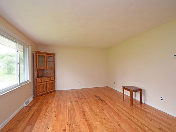 3rd image of 70 Columbus Dr S