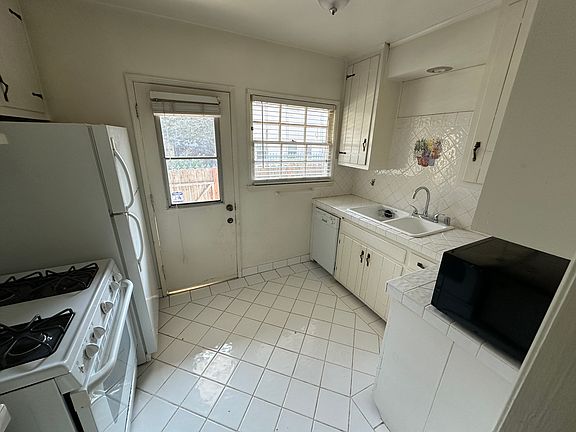 626 Veteran Avenue, Westwood, CA 90024 - Kitchen w/ Dishwasher