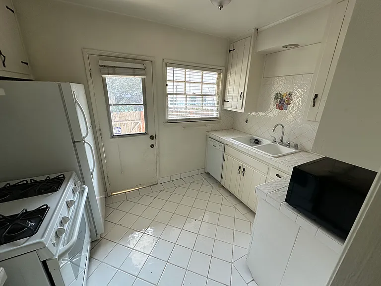 626 VETERAN AVE, Unit B, Westwood, CA 90024 - Kitchen w/ Dishwasher & Microwave