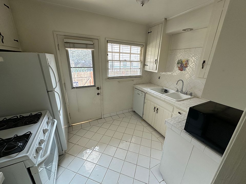 626 Veteran Avenue, Westwood, CA 90024 - Kitchen w/ Dishwasher