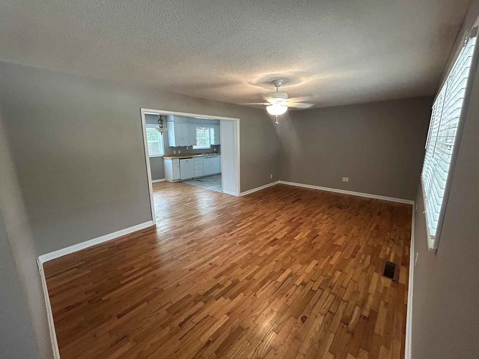 3 bed, 1.5 bath, 1200 sqft, $1,750 — Photo 2