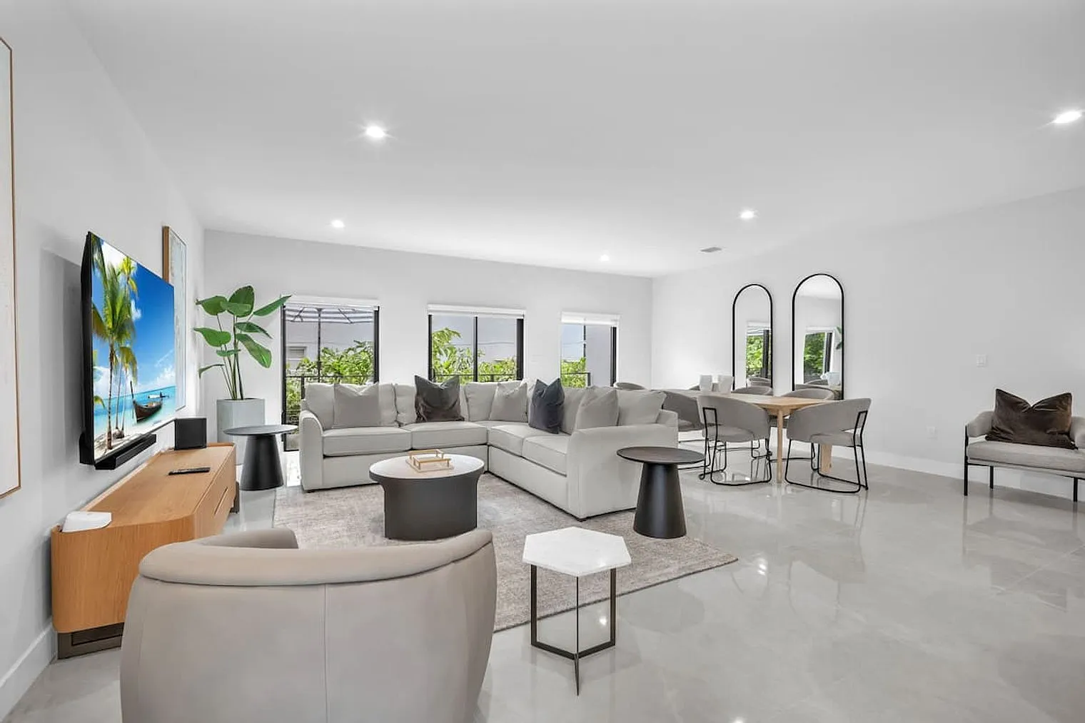 8 bed, 6.0 bath, 4994 sqft, $38,260 — Photo 1