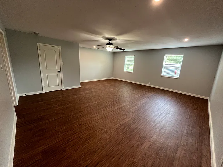 402 S Green St — Photo 6