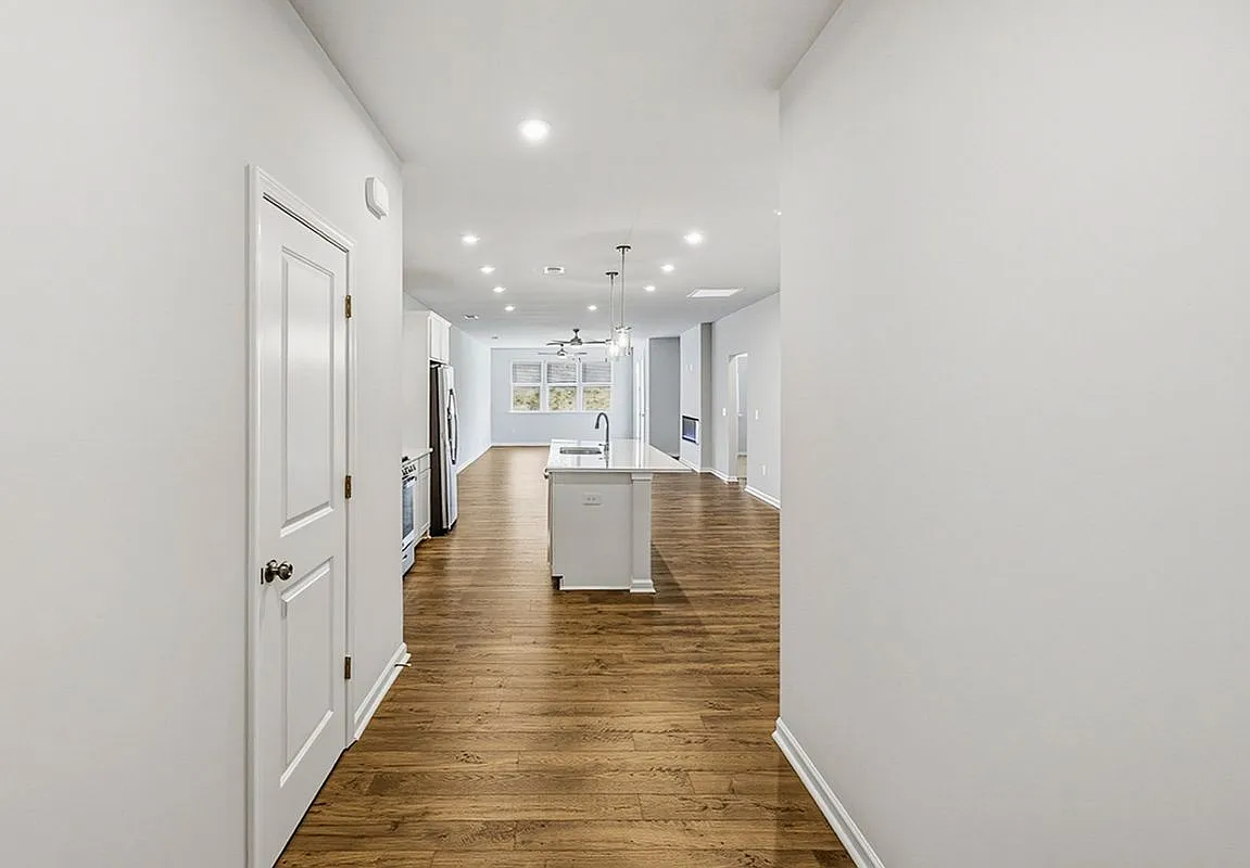 3 bed, 2.5 bath, 1910 sqft, $2,200 — Photo 3
