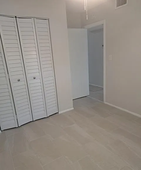 N Riverside Dr — Photo 9