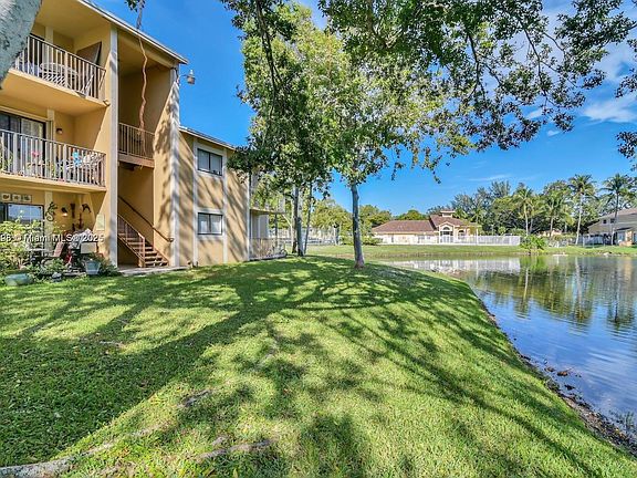 4th image of 251 Palm Cir W APT 202