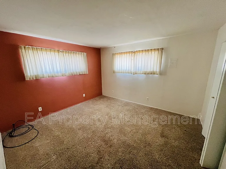 716 Dallas St NE — Photo 8