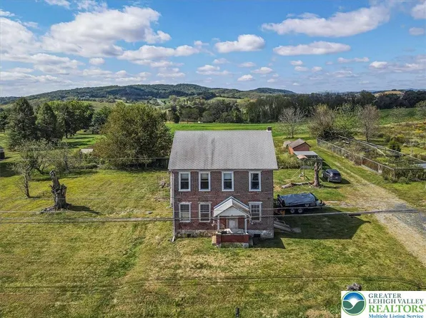 365 Mulberry Dr, Walnutport, PA 18088