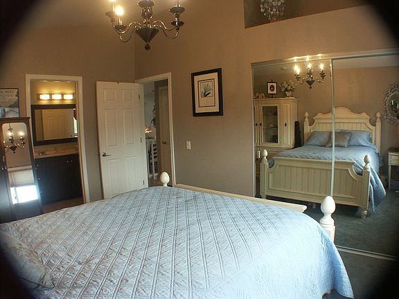 Master Bedroom w/attatched Full Bath
