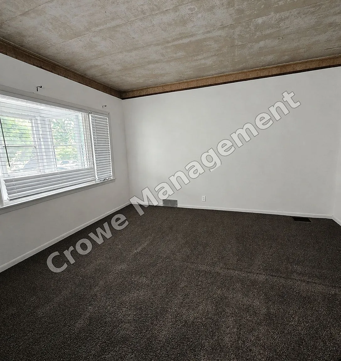 3 bed, 1.0 bath, 1200 sqft, $1,400 — Photo 2