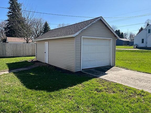 4th image of 402 2nd St SE