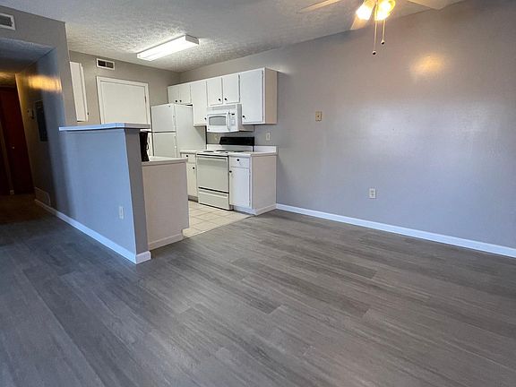 Dinning area with ceiling fan