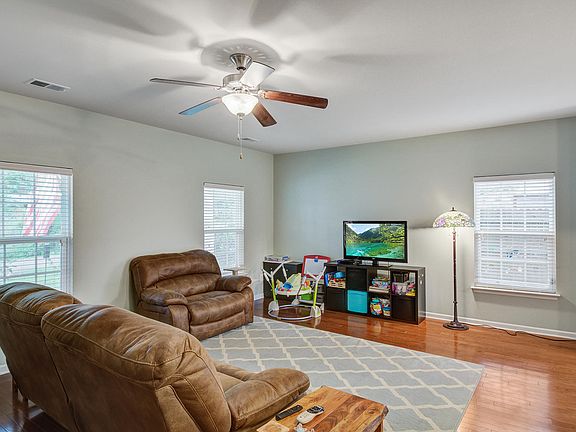 5th image of 123 Swan Dr