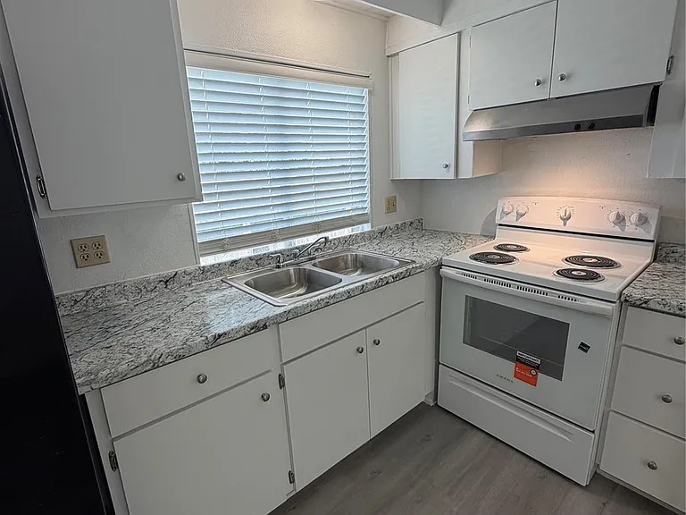 403 Avenue E — Photo 9
