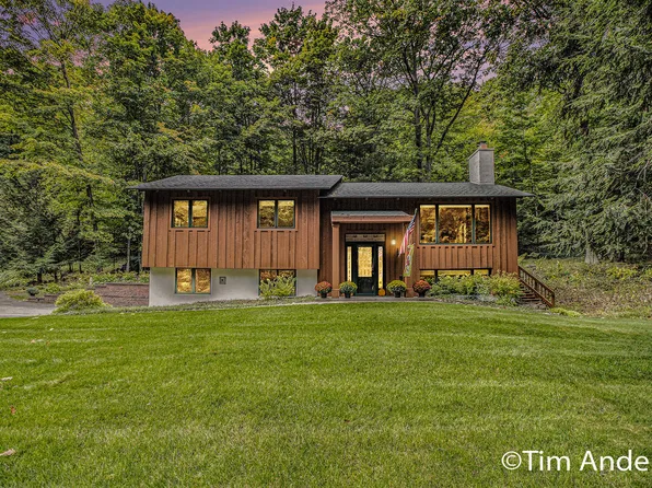 4039 E Oxford Dr, Leland, MI 49654