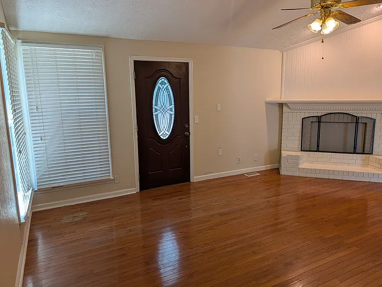 102 Post Oak Rd — Photo 23