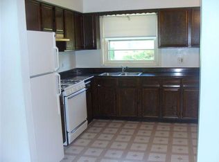 106 Locust St APT 33, Waverly, IA 50677
