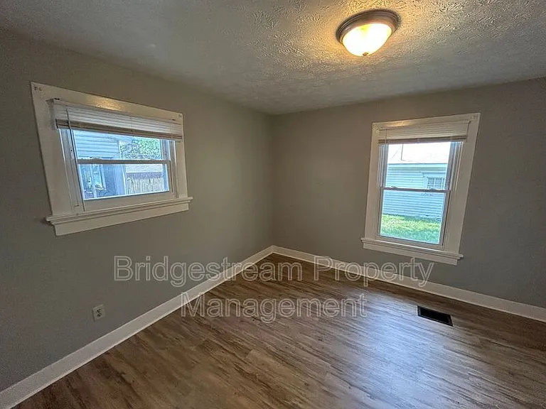 51 S Sperling Ave — Photo 7