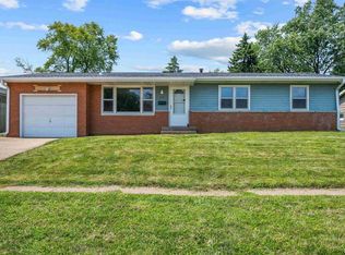 810 13th St, Silvis, IL 61282