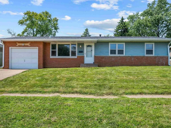 810 13th St, Silvis, IL 61282