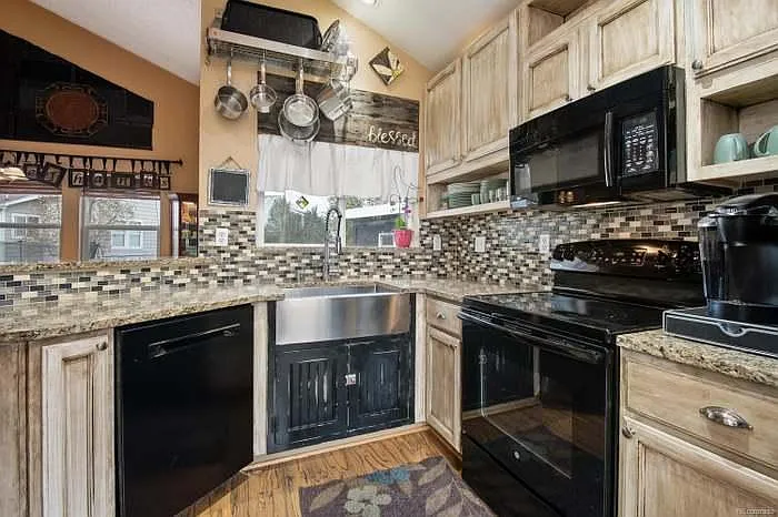 11725 Elizabeth Cir — Photo 2