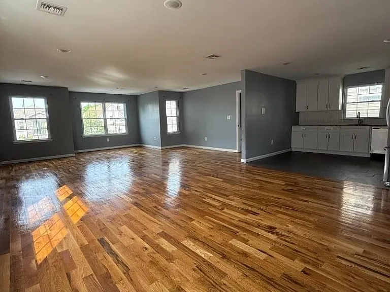 546 S Park St — Photo 1