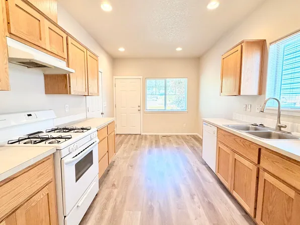 R0476, 5832 & 5830 SE Glen Echo Ave #5832, Gladstone, OR 97027