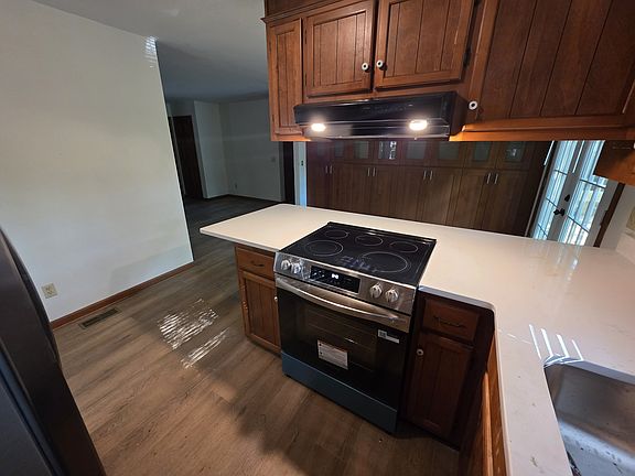 3rd image of 119 Pioneer Dr