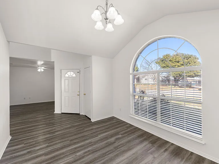 3709 Martha Ln — Photo 6