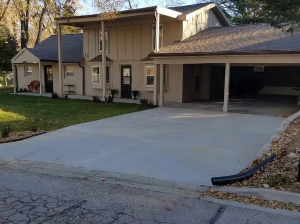 8225 Sunset Dr, De Soto, KS 66018