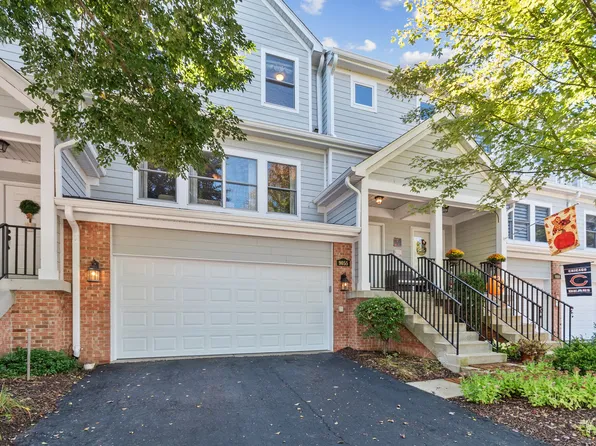 9055 Falcon Greens Dr, Crystal Lake, IL 60014