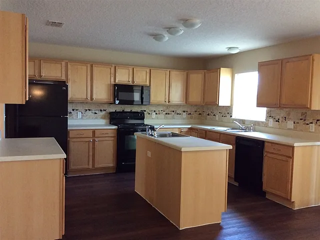 401 Blake Ave — Photo 10