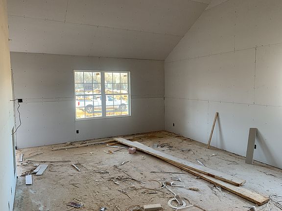 4th image of 193 Chalet Cir