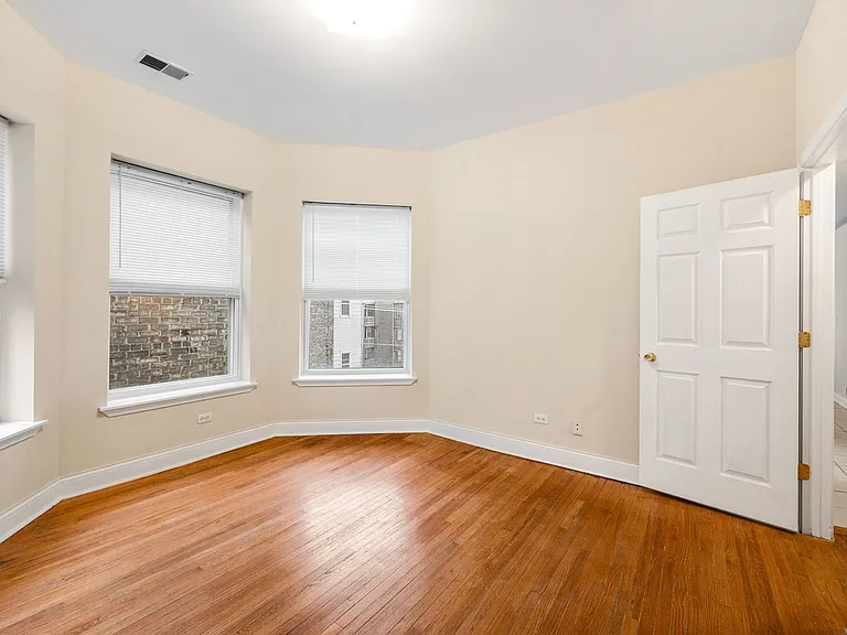 4934 S King Dr #2 — Photo 6