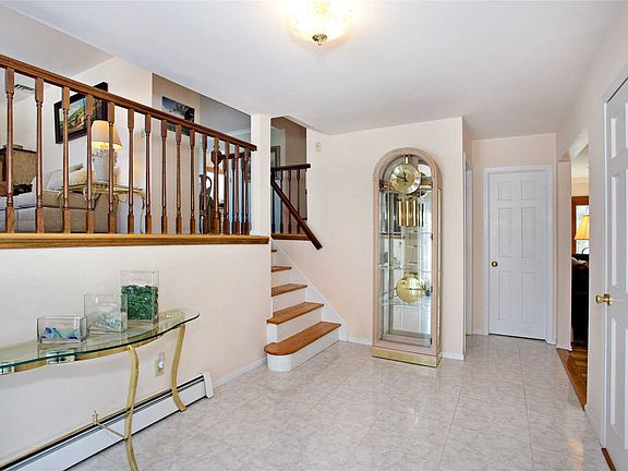 3rd image of 2 Eastland Dr