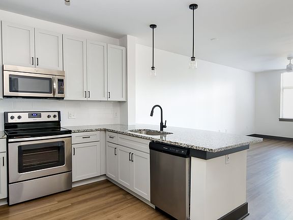 4th image of 425 W Trade St #706