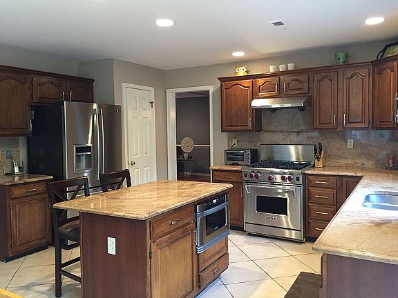 3rd image of 2 Ardsley Ct