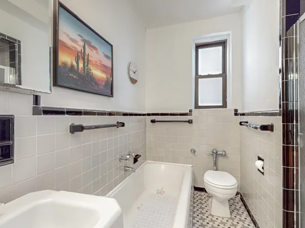 69-40 Yellowstone Boulevard image 16 of 21