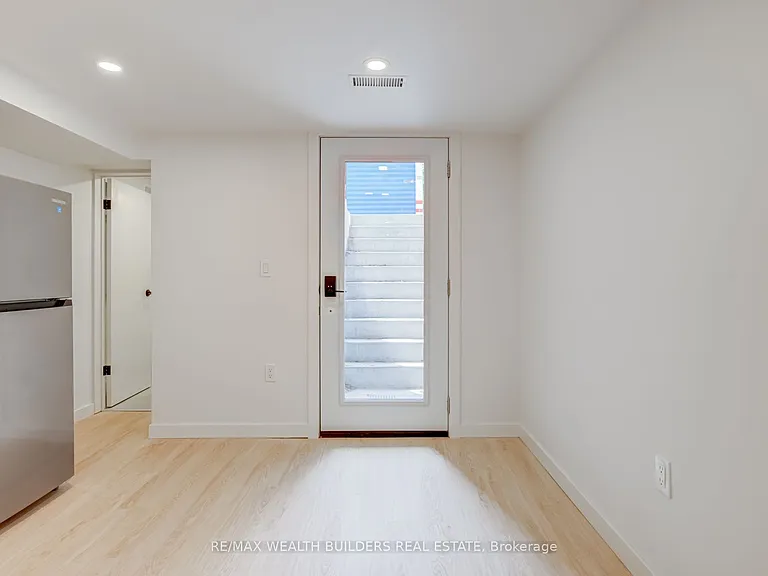 2443 Dundas St W — Photo 4
