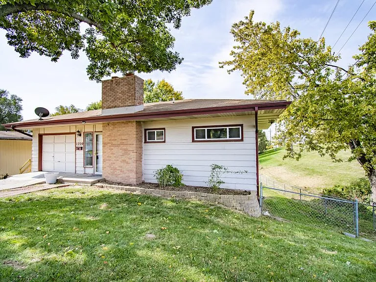 1220 Hillcrest Dr — Photo 30
