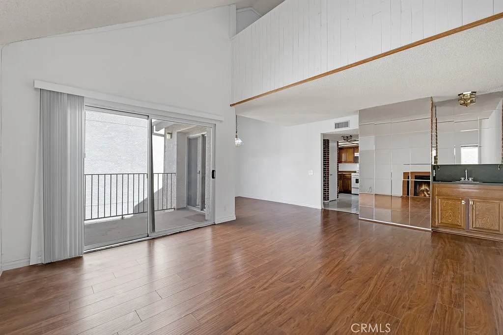 3 bed, 1428 sqft, $3,499 — Photo 3