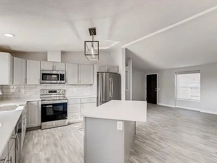 1269 Mobile St — Photo 6
