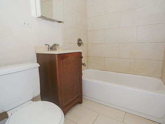3rd image of 4717 1/2 N Leavitt St #2