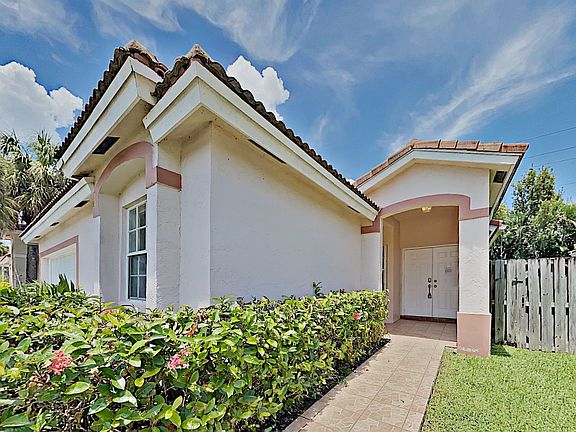4th image of 42 Gables Blvd