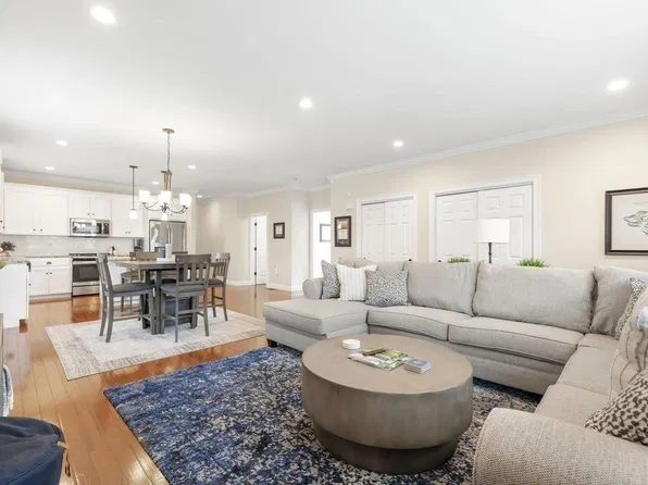 57 Oak St #57, Needham, MA 02492
