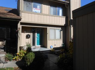 812 Oregon Trl, Roselle, IL 60172