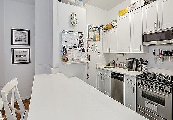 3rd image of 720 Greenwich St APT 2K