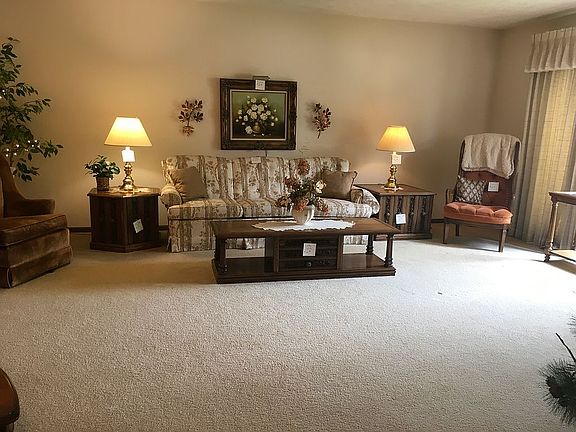 2nd image of 104 Candlelight Ln