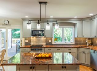 10 Weiss Dr, Towaco, NJ 07082